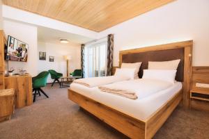 洛贝格姆舒特伯格酒店的一间卧室配有一张大床和一张书桌