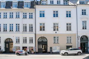 哥本哈根The Churchill apartments by Daniel&Jacob's的两辆汽车停在大楼前