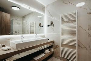 摩拉瓦托普利采维瓦特酒店的白色的浴室设有水槽和镜子
