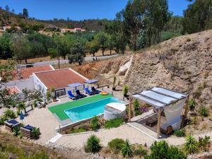 波尔蒂芒Casa Rochinha的享有带游泳池的房屋的空中景致