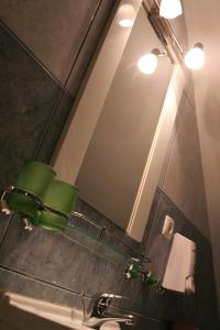 锡比乌Hotel Pamira的一间带镜子和水槽的浴室