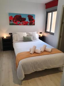 比利亚里科斯Áticos Cala Verde Playa的一间卧室配有一张大床和两个枕头