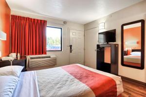 核桃溪6核桃溪汽车旅馆的酒店客房设有床和窗户。