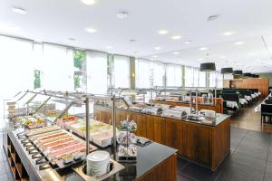 杜塞尔多夫NH杜塞多夫北城酒店的展示着一大堆食物的餐厅