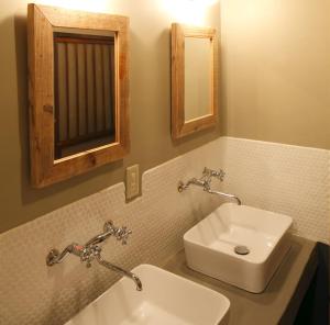 东京東京光明旅舍的浴室设有白色水槽和镜子