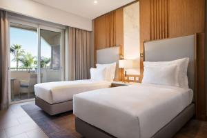 金塔湖Wyndham Grand Algarve的酒店客房设有两张床和一个阳台。