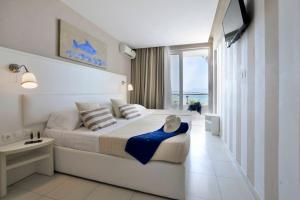 斯达林西达里比奇酒店的一间卧室设有一张床,享有海景