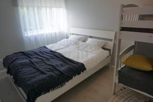 凯尔德拉Sireli külaliskorter Kärdlas的一间卧室配有一张双层床和蓝色毯子
