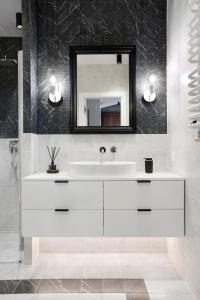 克拉科夫Partnerapart Rakowicka 14 Kamienica的浴室设有白色水槽和镜子