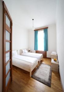 奥多尔黑塞库耶斯克Virág Apartman Luxury的一间卧室设有两张床和窗户。