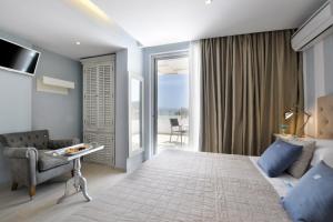 斯达林西达里比奇酒店的一间卧室配有一张床、一张沙发和一张桌子