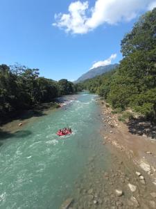 兰金Room in Cabin - Rafting Hut by The River的河上一群人