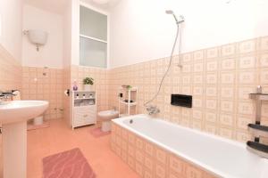 PianilloLa Terrazza sugli Dei的带浴缸、盥洗盆和卫生间的浴室
