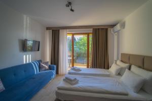 大格拉迪什泰Casa D Argento的酒店客房,设有两张床和一张蓝色的沙发