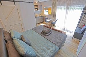 ElimB&B Schoonhoven Suites的一间卧室配有一张大床和枕头