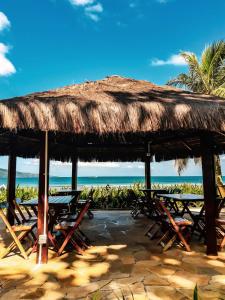 巴雷克萨巴芭乐格萨巴海滩酒店的海滩上的一组桌椅