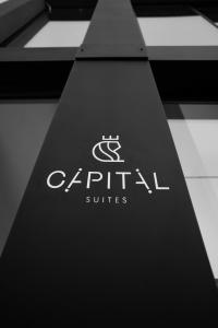 纳夫普利翁Capital Luxury Suites的标志与首都套房的标志