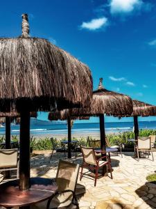 巴雷克萨巴芭乐格萨巴海滩酒店的海滩上的一组椅子和遮阳伞
