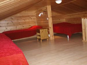 阿卡斯洛姆波罗库尔卡尔提奥度假村的小木屋内带两张床的房间