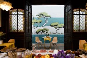 BoënLe Passagran的用餐室配有桌椅和壁画