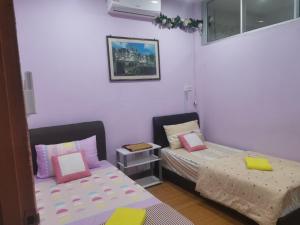 古晋Jazepuri - Jaze 2的一间客房内配有两张床的房间