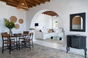 圣爱奥尼斯米科诺斯Nefes Residence 2 bedroom villa的客厅配有桌子和沙发
