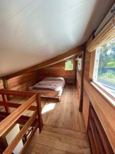 马尔多纳多Cabaña La Lechiguana的小木屋内的小房间,配有一张床