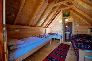 科拉欣Komovi - Kobil Do Guesthouse的小木屋内一间卧室,配有两张床
