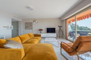 滨海自由城Villefranche Bay View的带沙发和电视的客厅