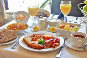 都柏林滑铁卢酒店的一张桌子,上面有一盘早餐食品和饮料