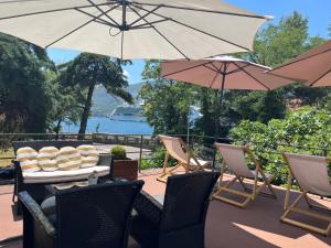 科托尔沃佳达公寓酒店的一个带桌椅和遮阳伞的庭院