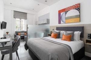 伦敦Templeton Place by Supercity Aparthotels的一间卧室配有一张床、一张桌子和一把椅子