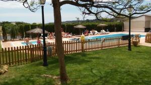 莱佩Hotel Valsequillo的一个游泳池,周围的人坐在游泳池周围