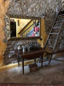 SavoulxVacanze in Baita di charme Alta Val di Susa Oulx的浴室设有水槽和墙上的镜子