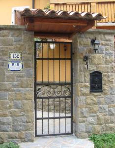圣多利格德拉瓦Torrente Rosandra的石制建筑中带有标志的铁门