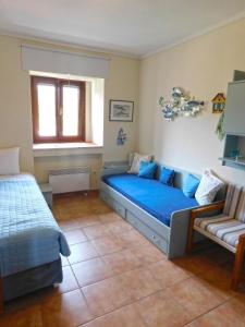 欧拉努波利斯Yulia Guest House的一间卧室配有蓝色的床和沙发