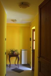 圣多利格德拉瓦Torrente Rosandra的走廊上设有桌子和黄色的墙壁
