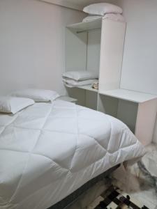 卡内拉Casa elmar的架子间内的一张白色床