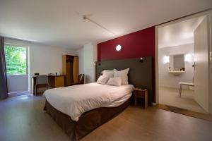 维讷伊凯里亚德布卢瓦南酒店的一间卧室设有一张红色墙壁的大床