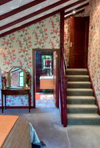 艾尔Havenwood的卧室内的楼梯,带有花卉图案的壁纸