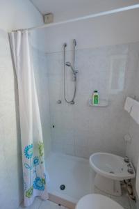 伊斯基亚Hotel Casa Adolfo Ischia的带淋浴、卫生间和盥洗盆的浴室