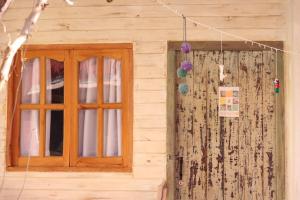 卡法亚特Cielito Lindo的木房子的窗户,带窗帘