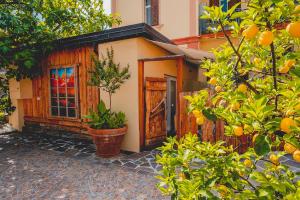 梅佐隆巴尔多CASA da CARMEN - Relax & Tradizione的一个小房子,有窗户和门