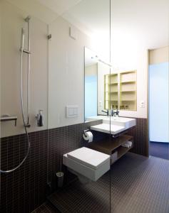 图芬安柯尔餐厅酒店的浴室配有卫生间、盥洗盆和淋浴。
