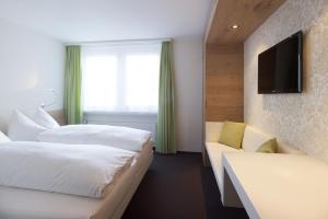 图芬安柯尔餐厅酒店的酒店客房,设有两张床和一张沙发