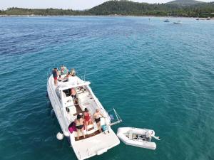 撒尼海滩White Eagle Cruises Sani Beach的一群人坐在船上