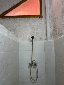 艾兹鲁Gîte Camping Amazigh的带淋浴的瓷砖浴室设有窗户