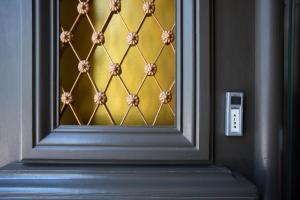 纳夫普利翁Aion Luxury Hotel的金色门窗的门