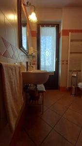 Strevi向日葵旅馆的一间带白色水槽和窗户的浴室