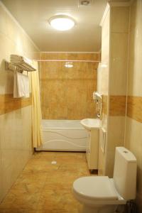 阿特劳美家园酒店的浴室配有卫生间、浴缸和水槽。
